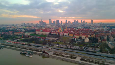 El-Casco-Antiguo-De-Varsovia-De-Noche-Visto-Desde-El-Castillo-Real-A-Una-Altura