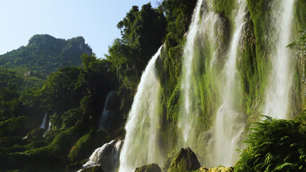 gran cascada en el paisaje vibrante del bosque montañoso. la cascada ban gioc se encuentra en la frontera de vietnam y china