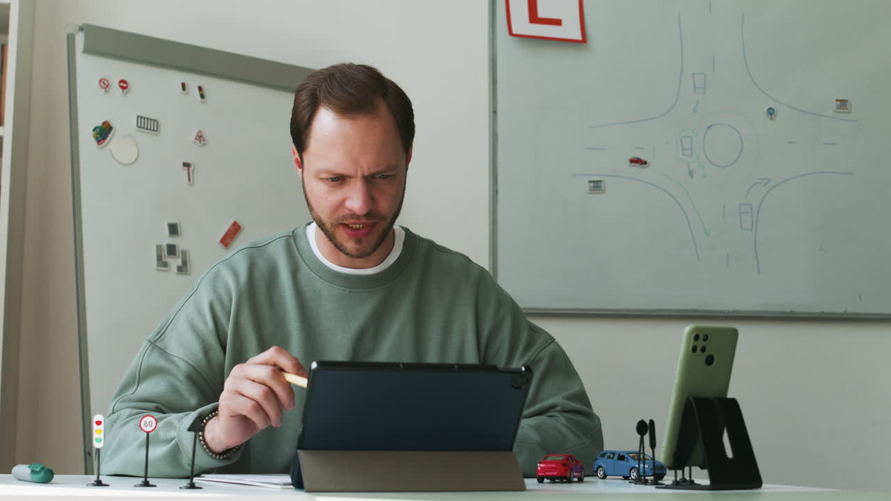 mujer que enseña en línea