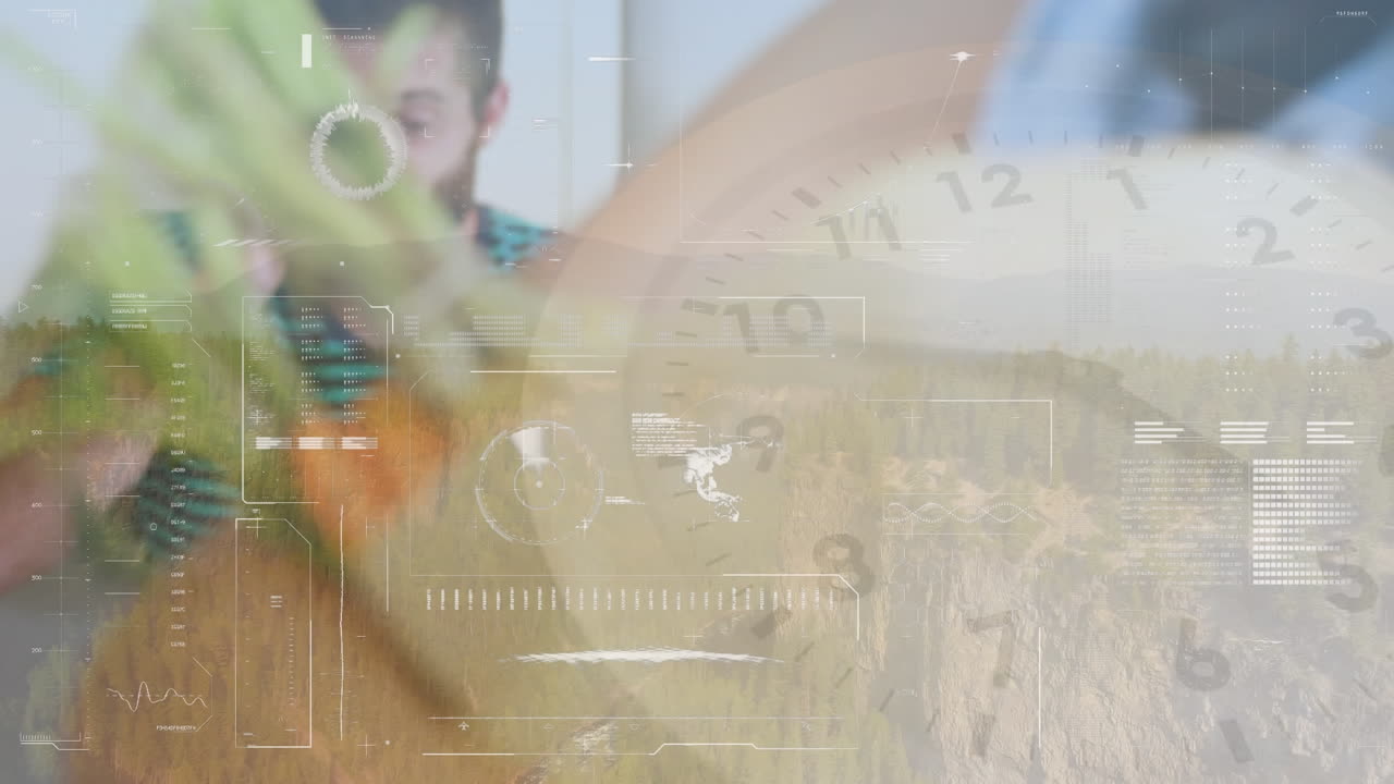 시계 위의 데이터 처리 애니메이션과 스마트 폰으로 이야기하는 백인 남자