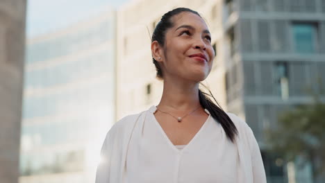 mujer sonriente mirando hacia arriba en una ciudad