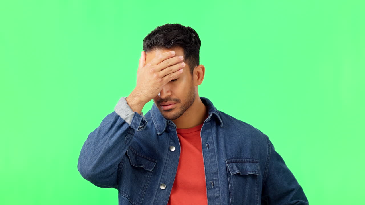 estrés, molesto y hombre en un estudio con verde