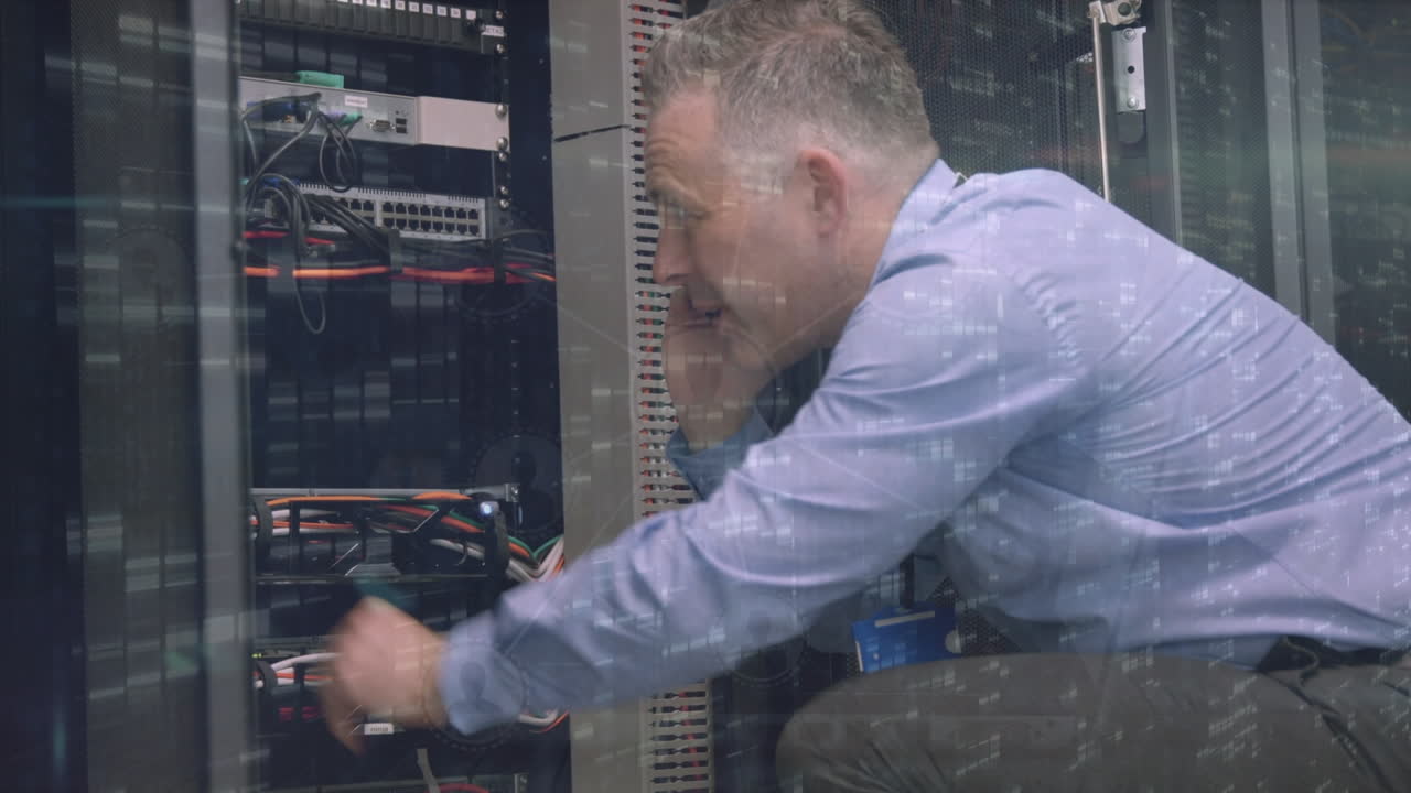 animación de columnas móviles sobre empresario caucásico en la sala de servidores