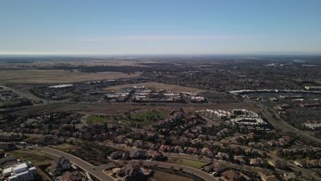 toma panorámica del centro comercial palladio en folsom y el desarrollo del rancho folsom al sur de la autopista 50