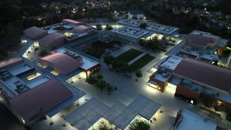 Escuela-Secundaria-En-Un-Barrio-Suburbano-Durante-La-Noche---Paso-Elevado-Aéreo