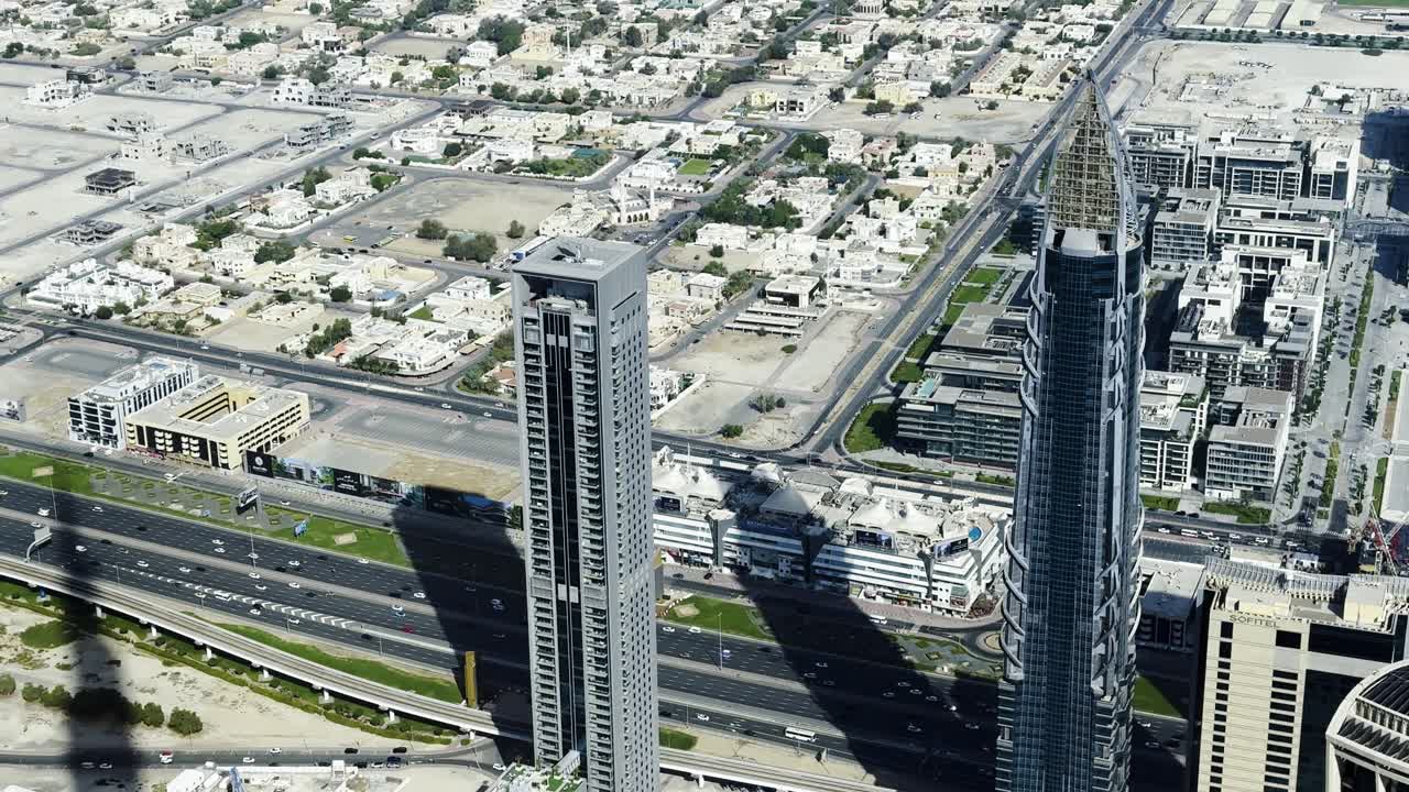Ripresa al rallentatore con vista sulla Sheikh Zayed Road da un edificio alto