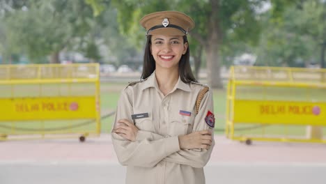 Retrato-De-Una-Feliz-Mujer-Policía-India