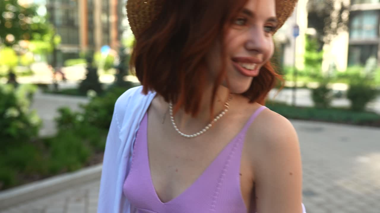 dos mujeres caminando por la ciudad