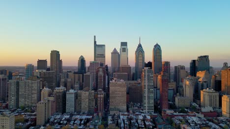 Unglaubliche-Skyline-Von-Philadelphia,-Sonnenuntergangspanorama-Zur-Magischen-Stunde,-Linear