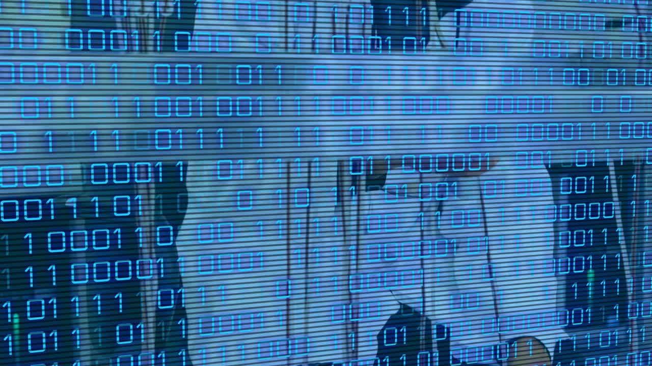 animación de código binario sobre las manos de los trabajadores de laboratorio