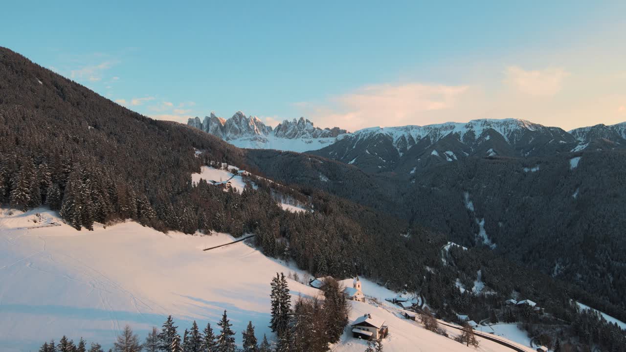 video de drones aéreos de las hermosas montañas dolomitas mientras se pone el sol en el tirol del sur
