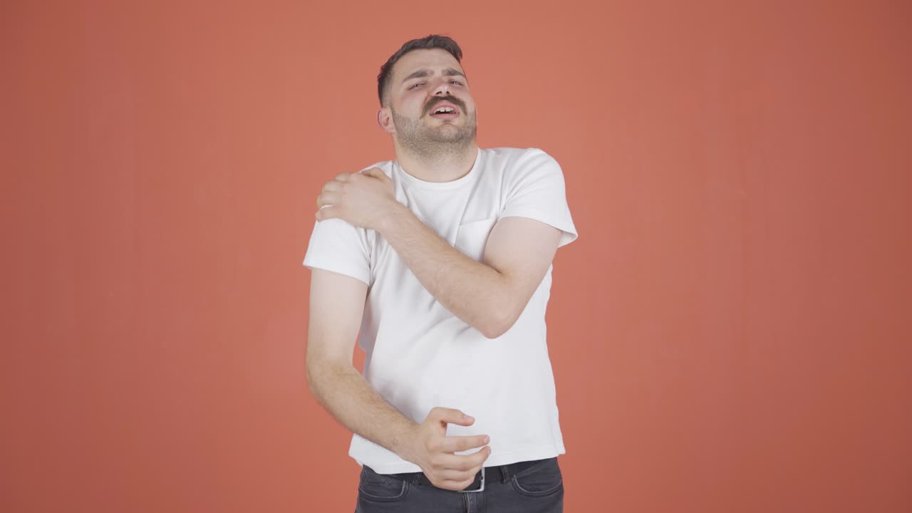 hombre con dolor de hombro.