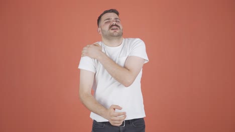 hombre con dolor de hombro.