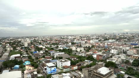 mirando bangkok en la parte superior del templo chinees