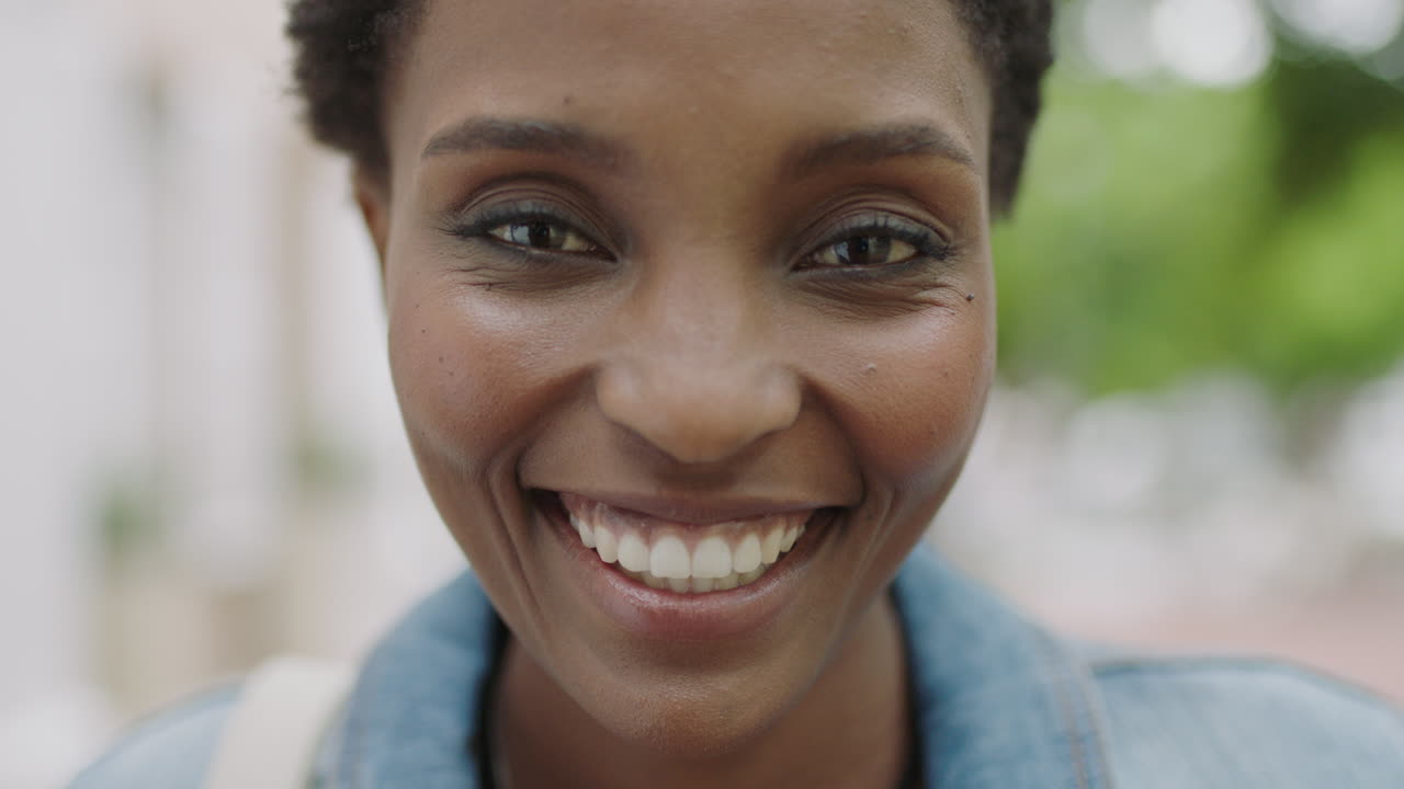 retrato em close-up de uma mulher afro-americana feliz rindo alegremente olhando para a câmera conceito de pele perfeita bonita