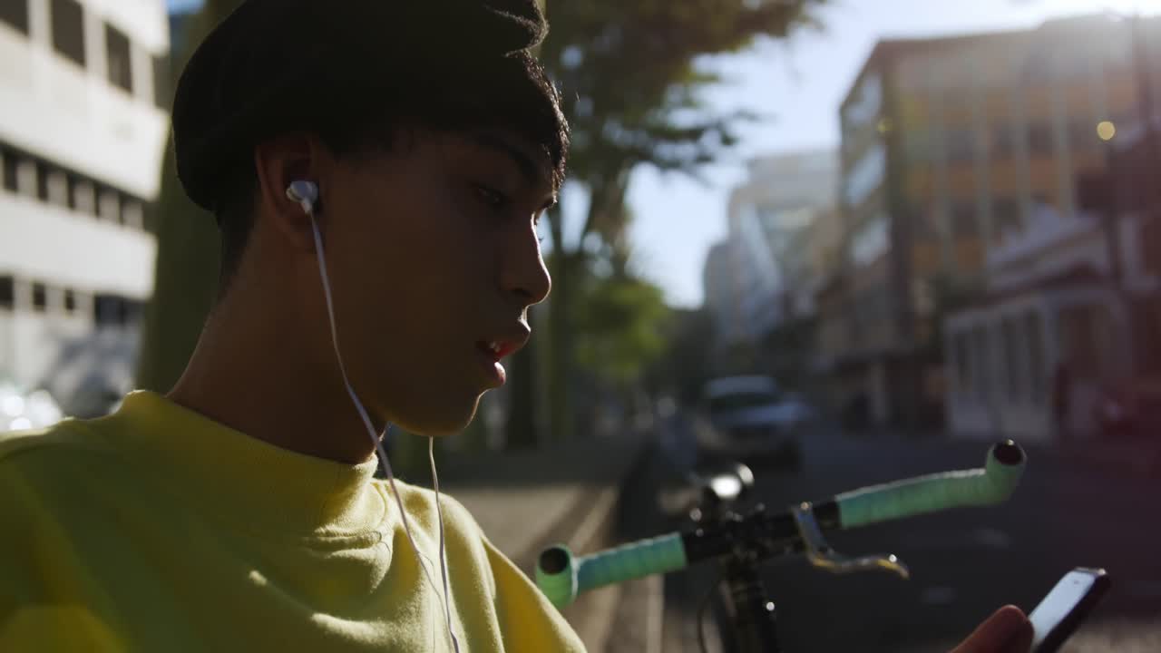 adulto transgénero escuchando música en la calle