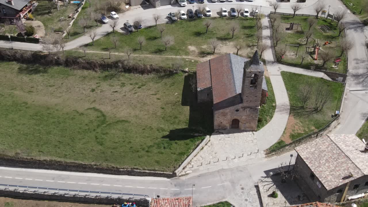 스페인 피레네 산맥에 로마네스크 양식의 교회가 있는 오래된 마을의 공중 전망