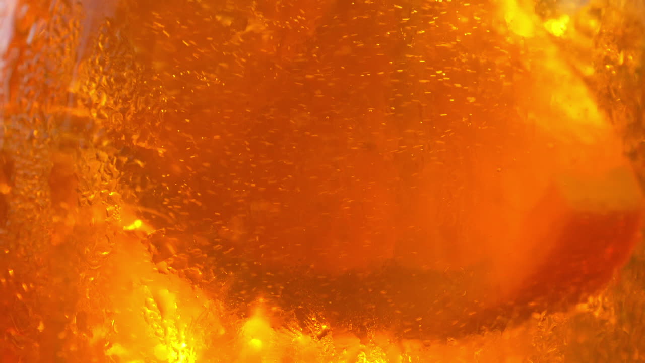 Bevanda rinfrescante all'arancia al sole - 180fps