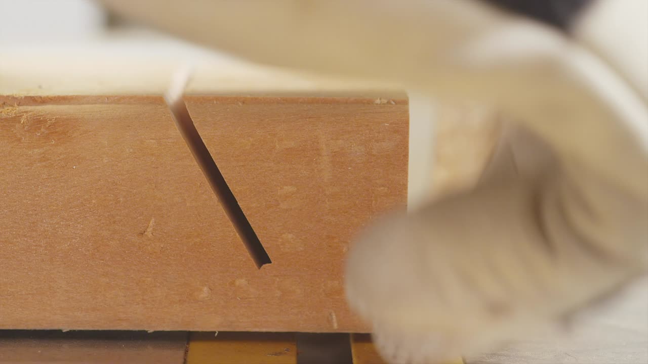 목재를 잘라내는 도자기