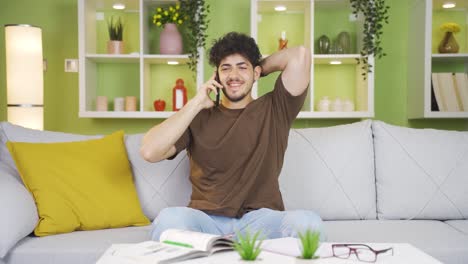 Llamada-Telefónica-Feliz-De-Estudiante-Universitario.