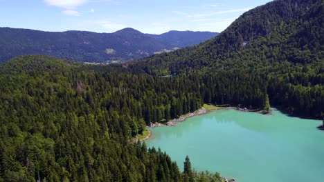 lago de fusine superior, alpes italianos. vuelos aéreos de aviones no tripulados.