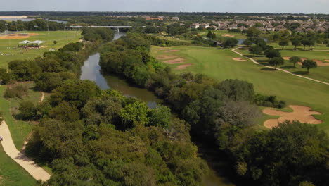 Luftaufnahme-Der-Zentralen-Texas-gemeinschaft,-Wanderwege,-Immobilien,-Nachbarschaft,-Park,-Schusstauchgänge-Von-Hoch-über-Bäumen-Zu-Niedrigem-Gleiten-Auf-Dem-Fluss,-Drohne-4k