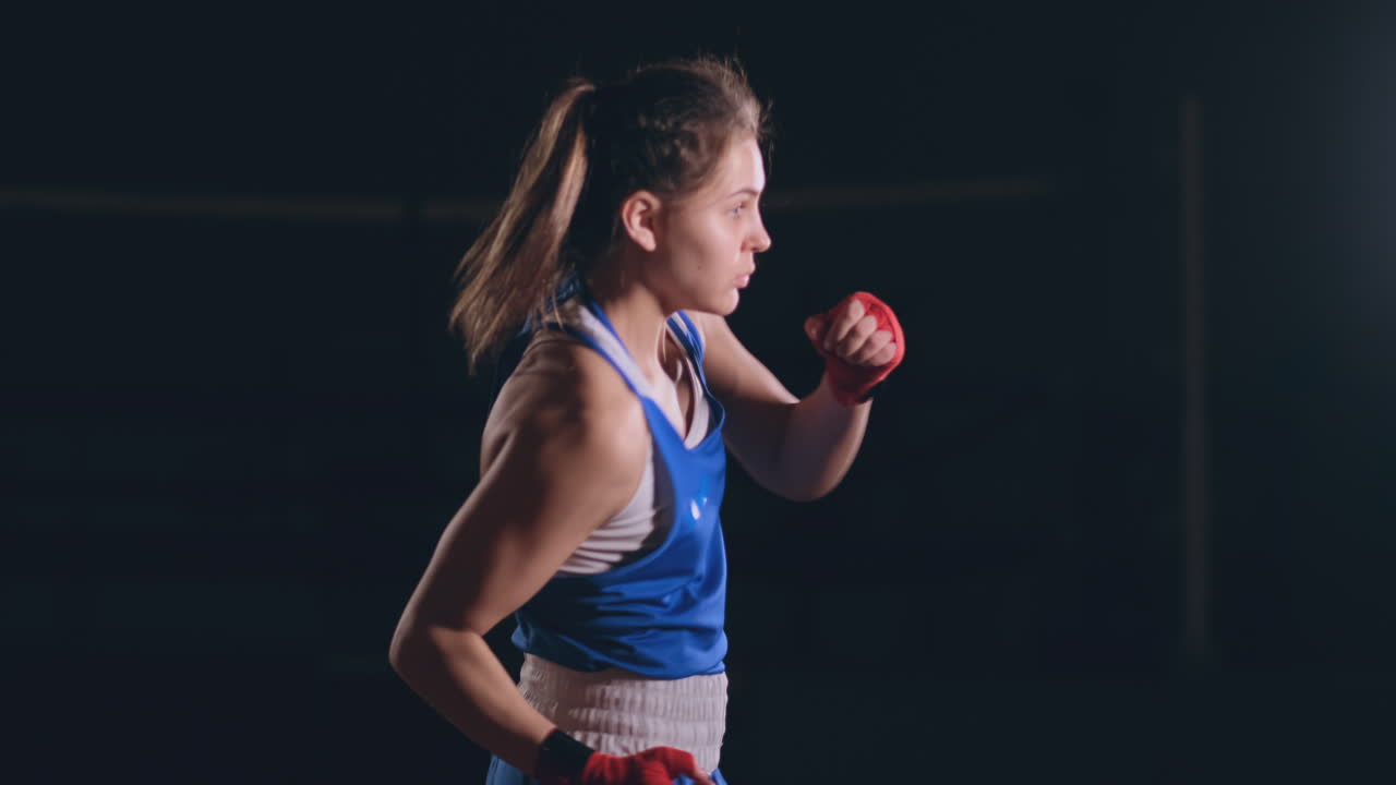 피트니스 운동을 하는 운동선수 여성, 권투와 자기 방어 기법을 연습합니다.