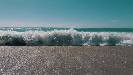 olas lavando arena en la playa