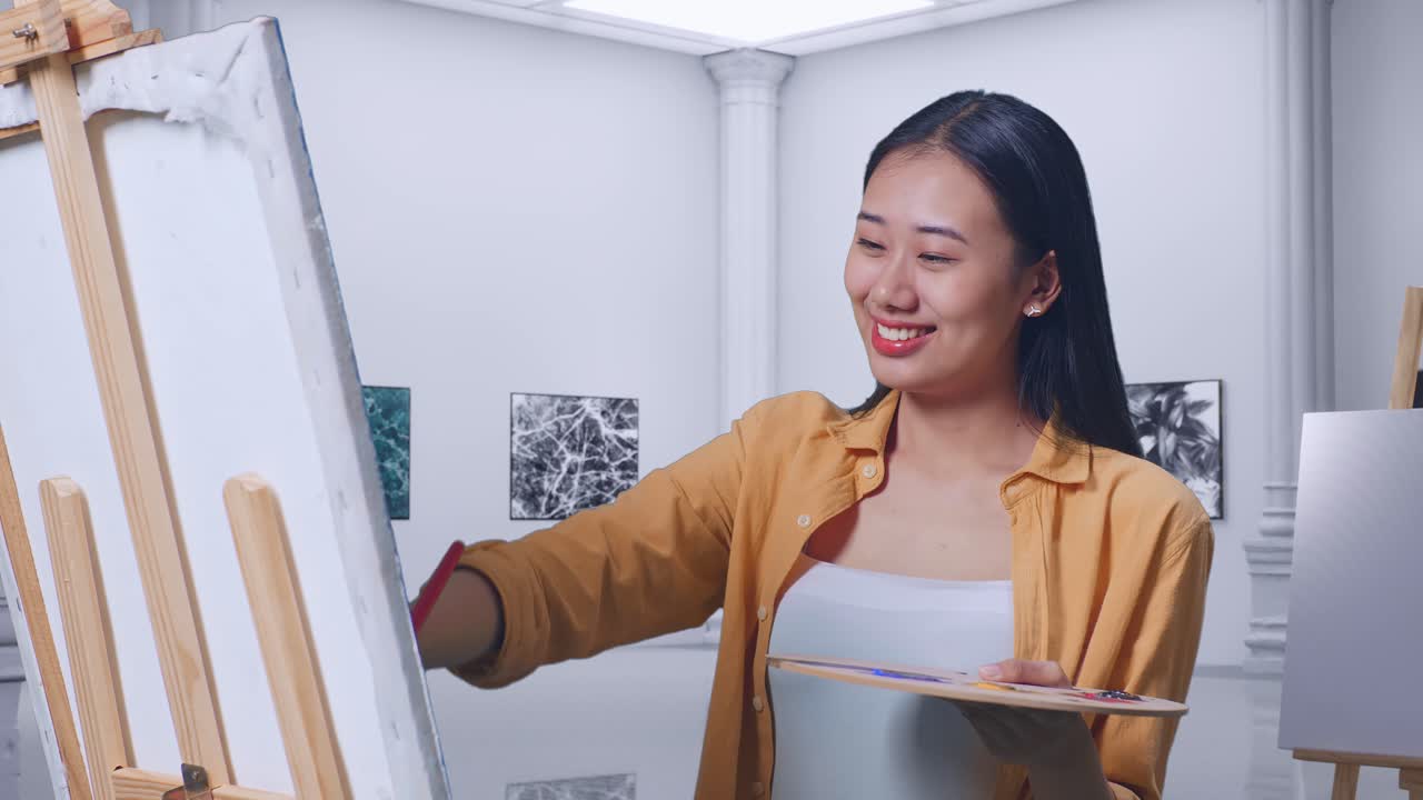 미술 스튜디오 에서 그림 을 그리는 여자