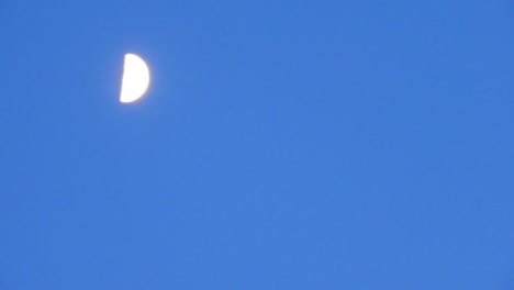 luna creciente en el cielo nocturno