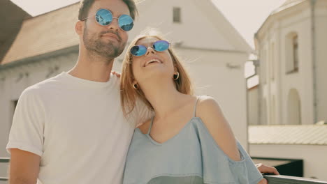 pareja con gafas de sol al aire libre