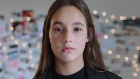 retrato de una hermosa adolescente sonriendo feliz y confiada adolescente en casa concepto de autoimagen adolescente