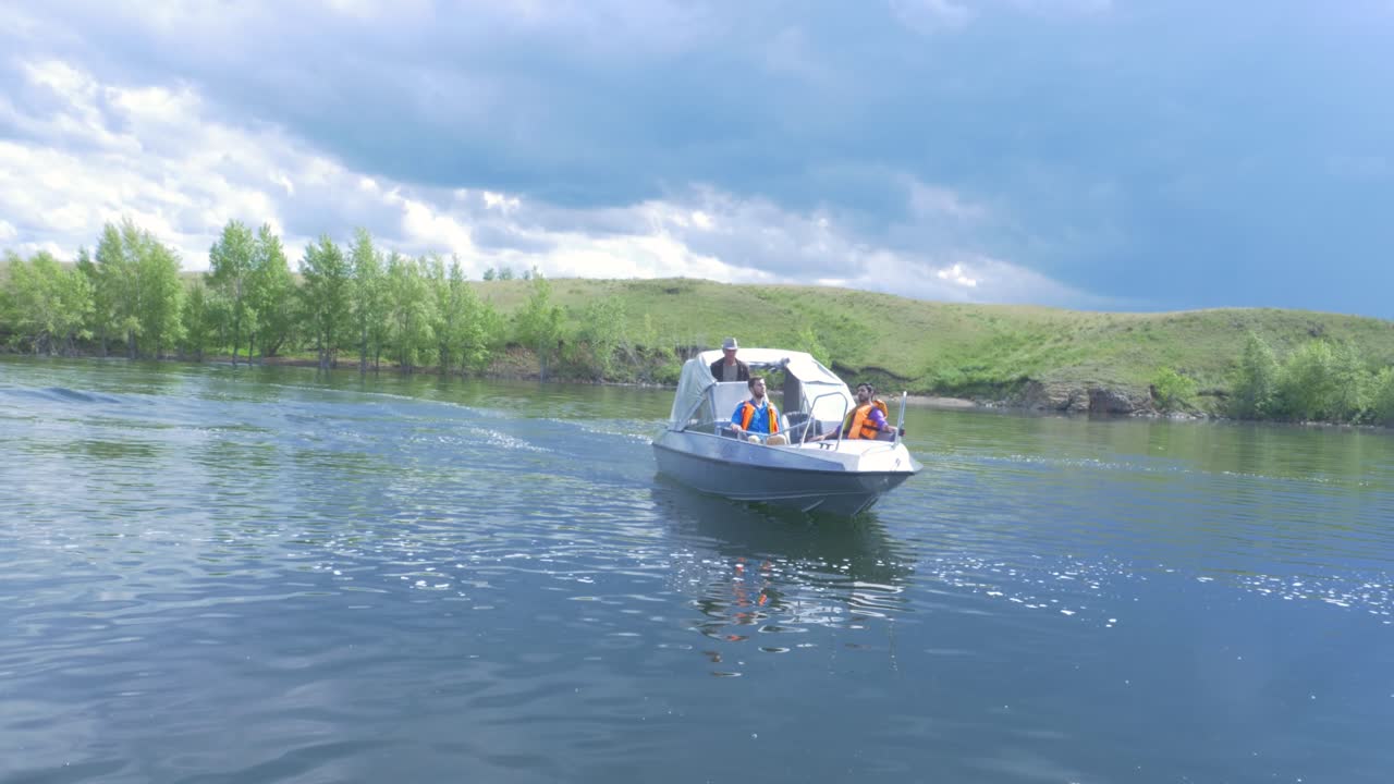 강에서 모터 보트에 있는 사람들