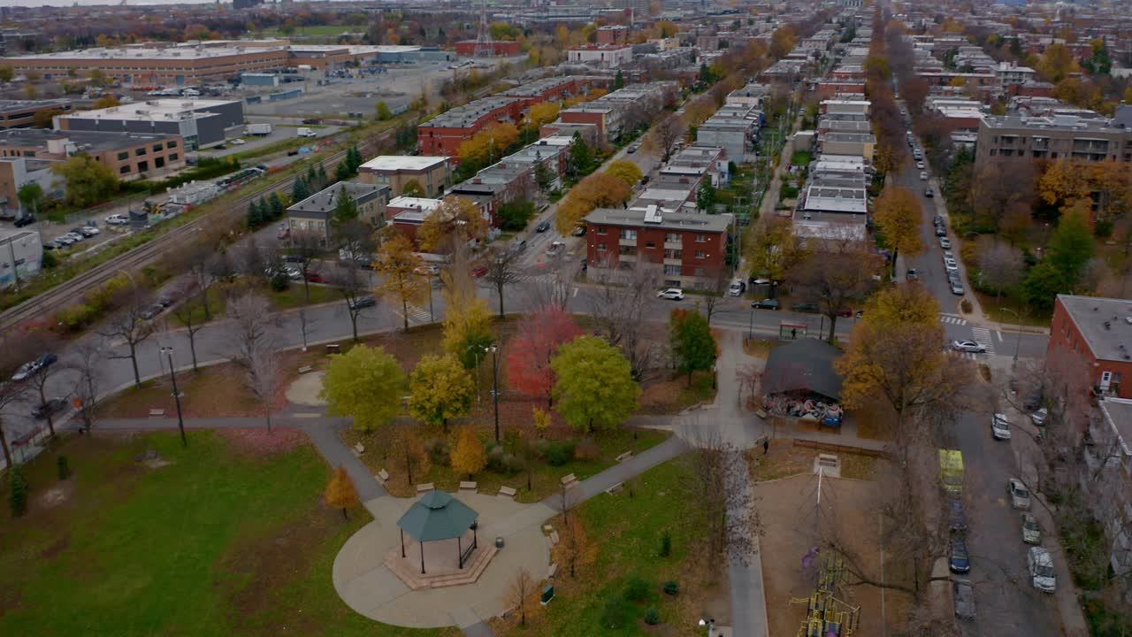 Ripresa con drone sopra un parco pubblico e panoramica da un gazebo allo skyline di Montreal in una giornata autunnale