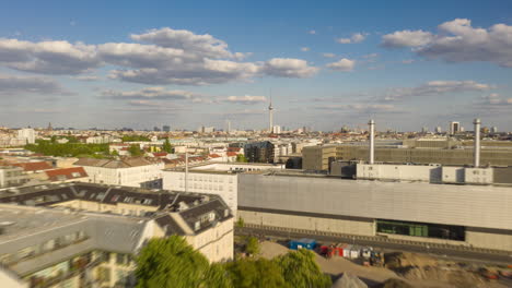 Aéreo:-Hermoso-Hiperlapso-De-Drones,-Lapso-De-Tiempo-De-Movimiento-Sobre-El-Barrio-Central-De-Berlín-Mitte-Con-Cielo-Azul-Nublado