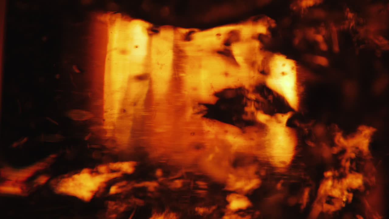 배경에서 불이 타는 투명한 그릇에 끓는 물 거품의 배경