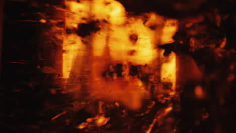 fondo de burbujas de agua hirviendo en un recipiente transparente donde arde un fuego en el fondo