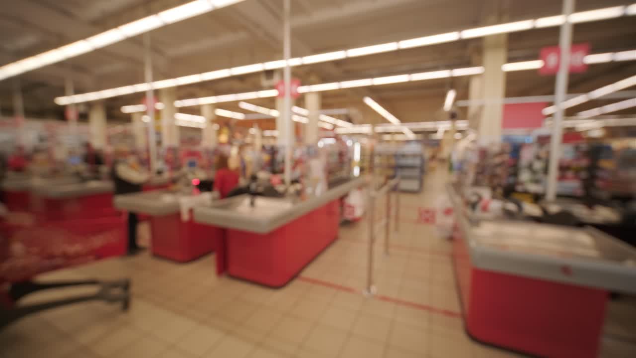 흐릿한 배경. 슈퍼마켓의 체크아웃 카운터