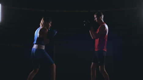 Fitness-Mujer-Atleta-Boxeo-Puñetazos-Enfoque-Guantes-Disfrutando-De-Intenso-Ejercicio-Luchadora-Entrenamiento-Amigo-En-Gimnasio-Entrenamiento-Juntos-Cámara-Lenta