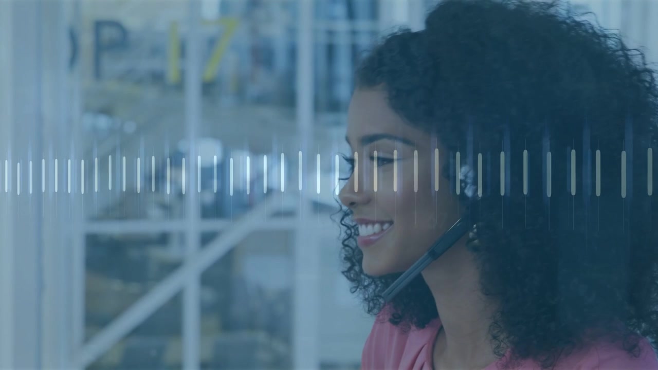 Donna del call center che parla in cuffia e regola il microfono, con una forma d'onda che anima l'analisi audio in tempo reale.