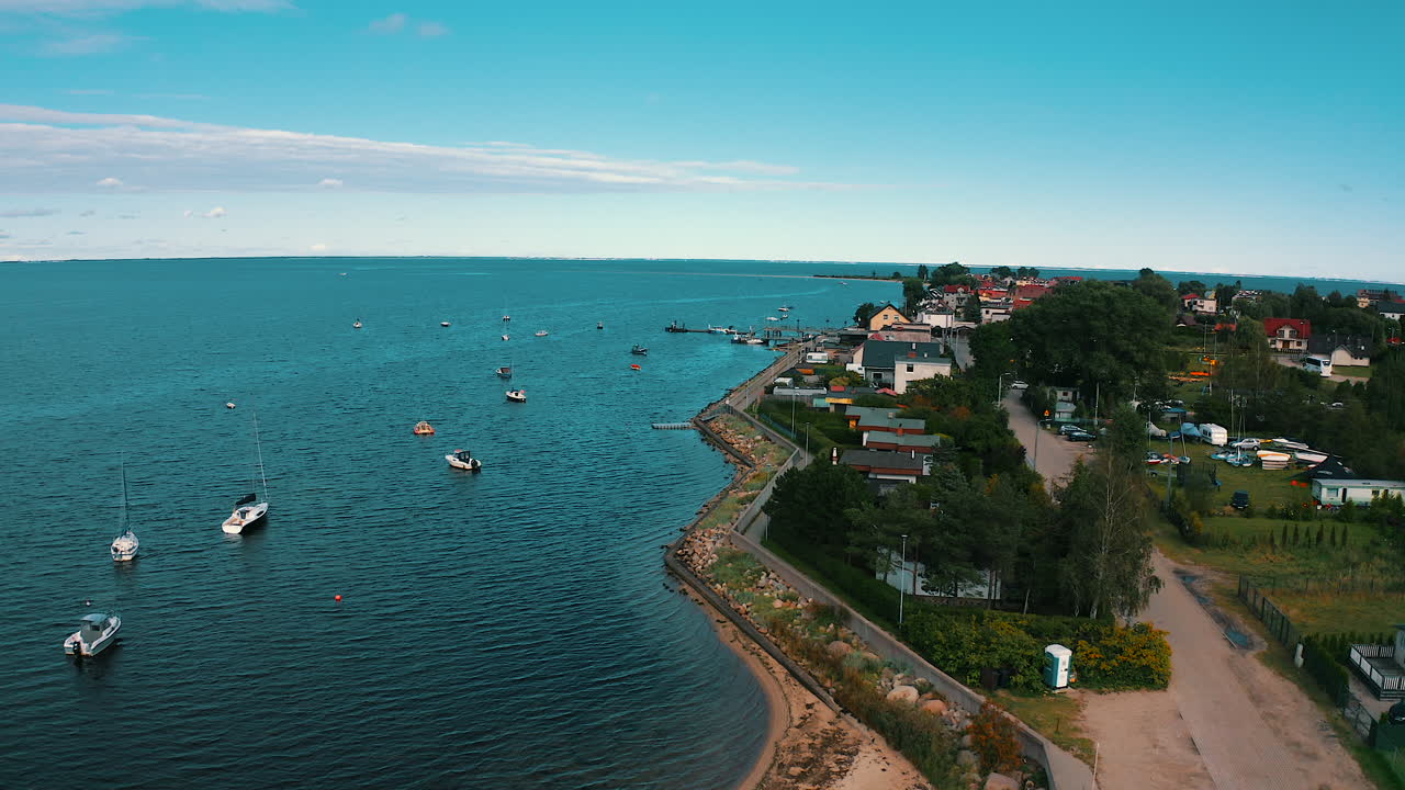 Dronebillede af drone, der flyver over Rewa, Østersøen.
