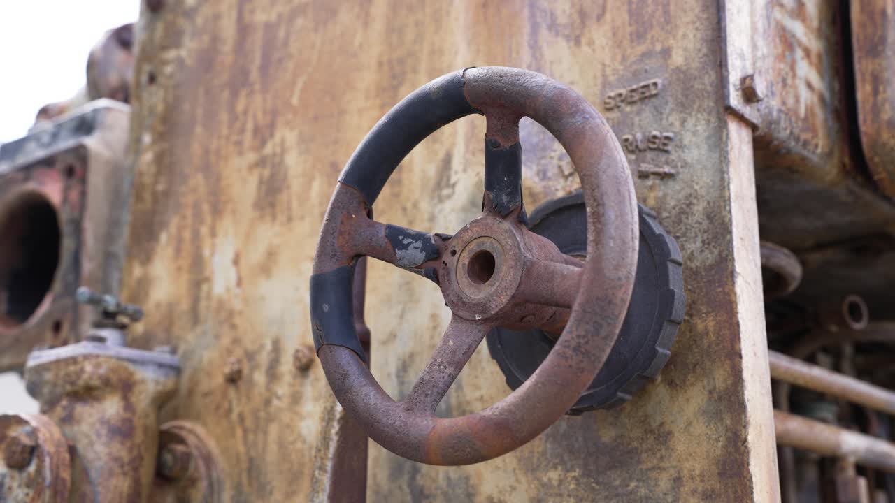 Rustent industrielt motorstyrehjul viser alder og forfald