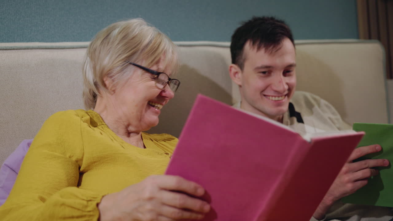 abuelo y nieto disfrutando de un tiempo de calidad leyendo libros