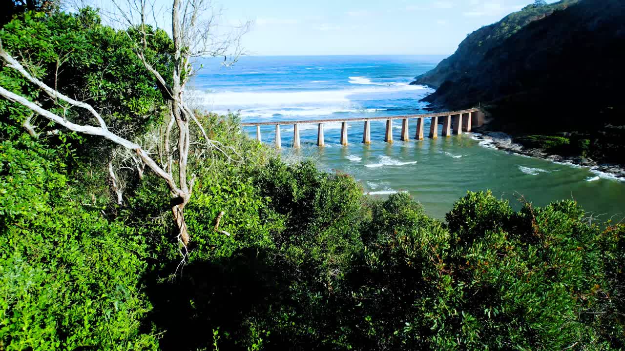 팬은 기차 바다 다리를 공개