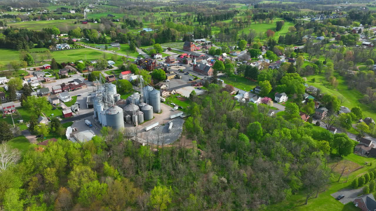 elevador de grano rural en la ciudad comunitaria de la agricultura de pequeña granja