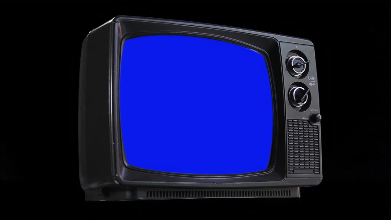 Un vecchio televisore con schermo blu chroma key ritagliato su sfondo nero. Risoluzione 4K