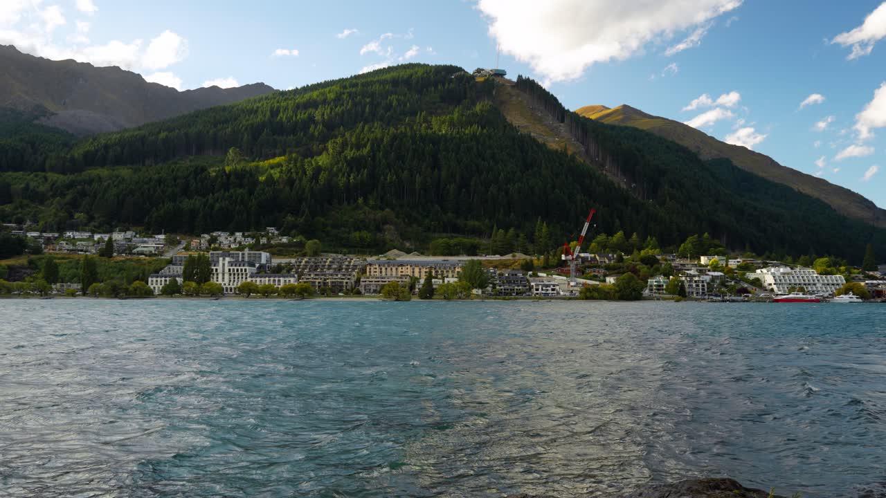Panning right along the lakeside to the picturesque town of Queenstown NZ