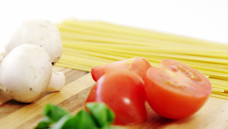 Raw-spaghetti-with-ingredients