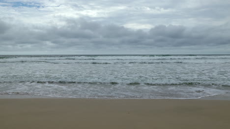 Toma-Manual-De-Una-Playa-En-Un-Día-Nublado-En-Bocas-Del-Toro,-Panamá,-Con-Las-Olas-Llegando-Directamente-A-La-Cámara