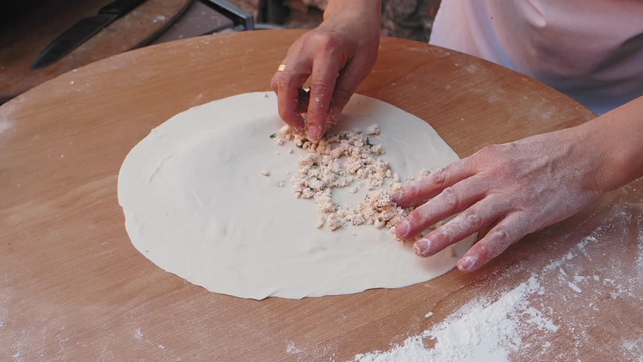 близкие руки делают печенье с сыром